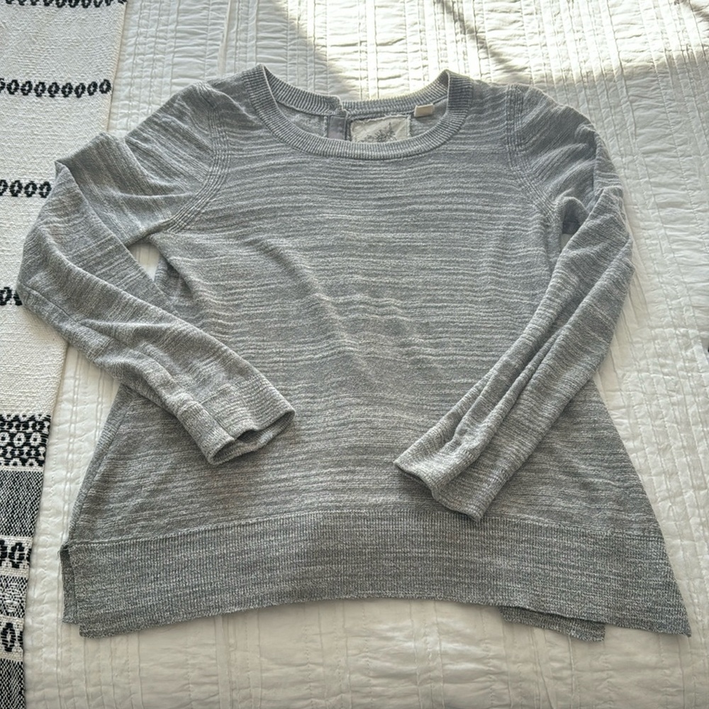Button back grey sweater